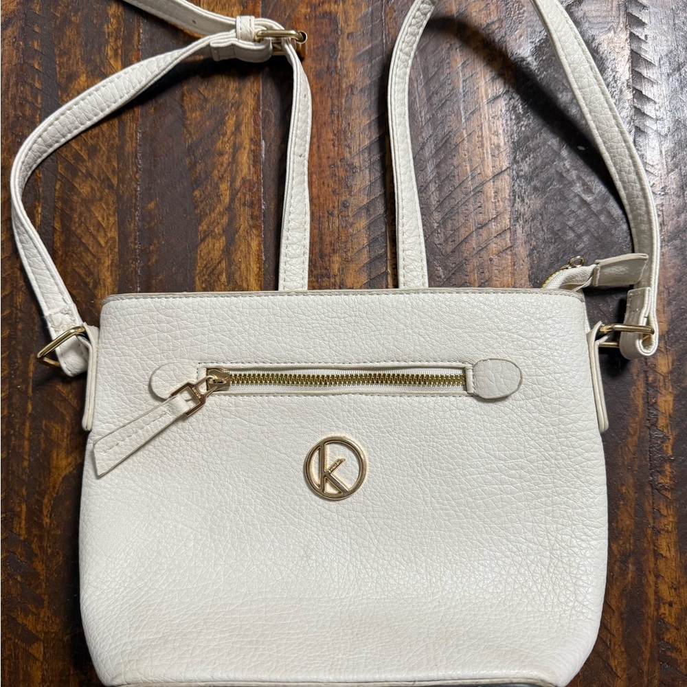 White leather crossbody bag with gold hardware #crossbodybag